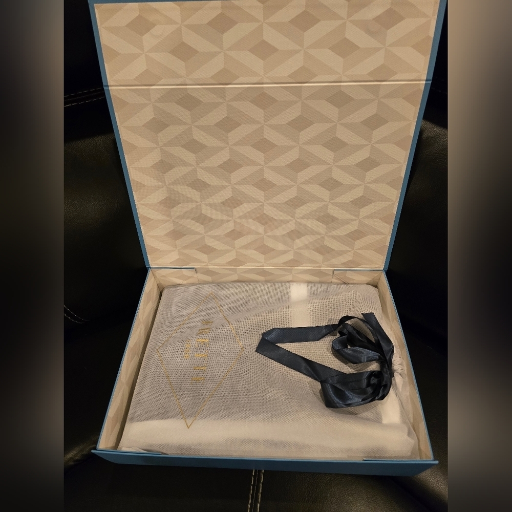 Frette Luxury 2026 Luxury Queen  Duvet & 2 Euro Sham Retails$1,550 - Picture 3 of 12